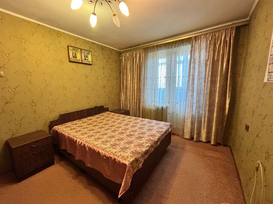 Трикімнатна квартира в районі ЦРЛ