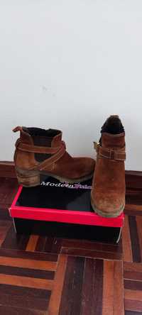 Botas de cor castanho