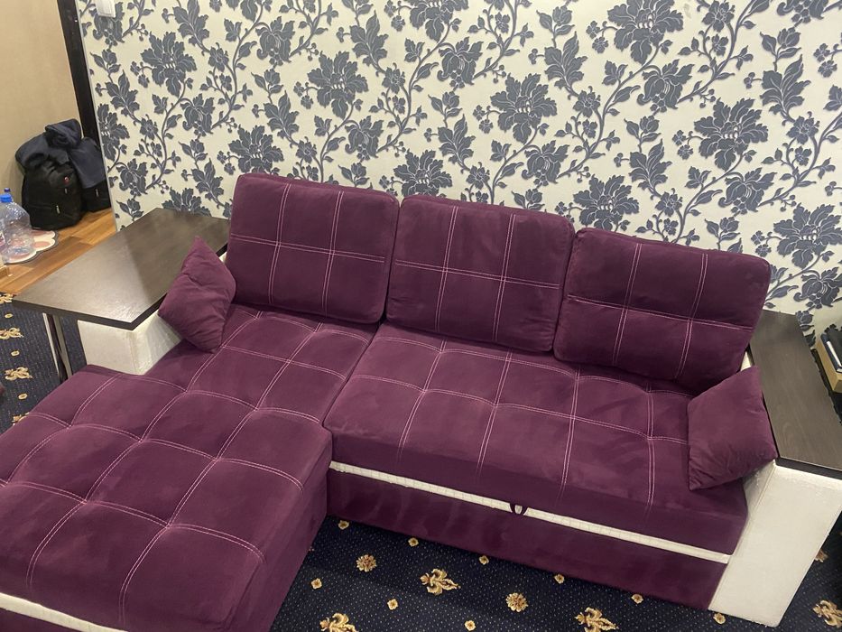 Угловой диван со столом