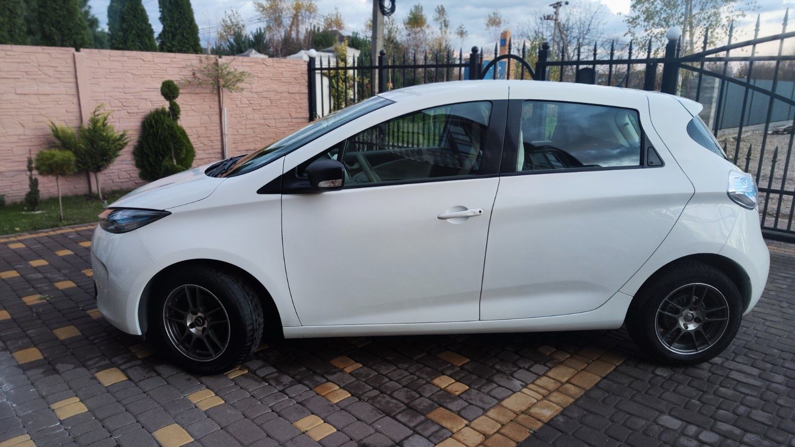 Продам електромобіль Renault Zoe  2017 року білого кольору