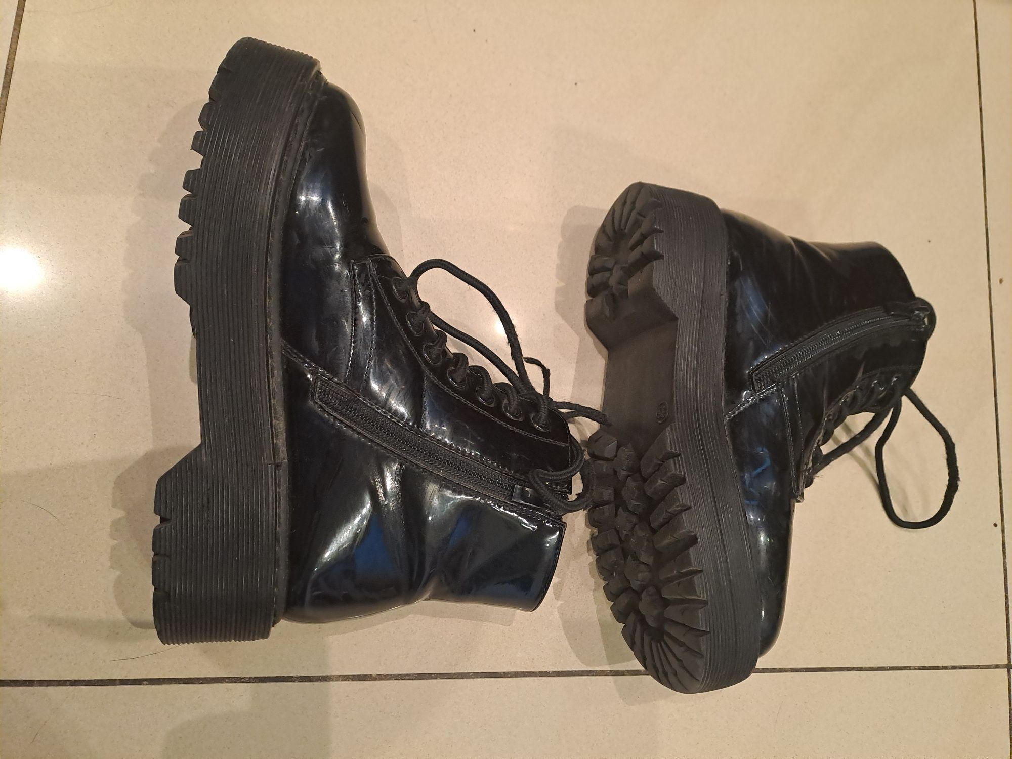 Botki lakierowane Cropp 36