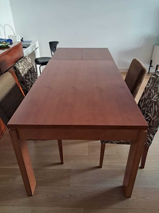 Sala de jantar : Mesa de jantar extensível + aparador + 4 cadeiras.