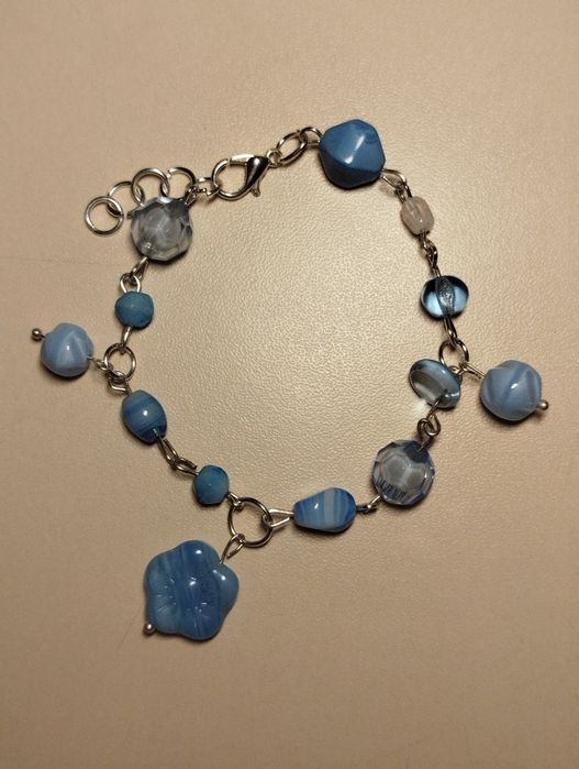 Браслет з пінів та бусин