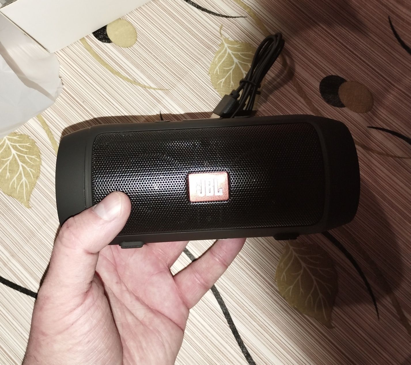 Колонка JBL Charge Mini.