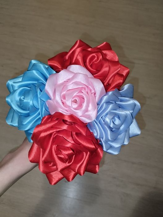 Троянди з атласних стрічок