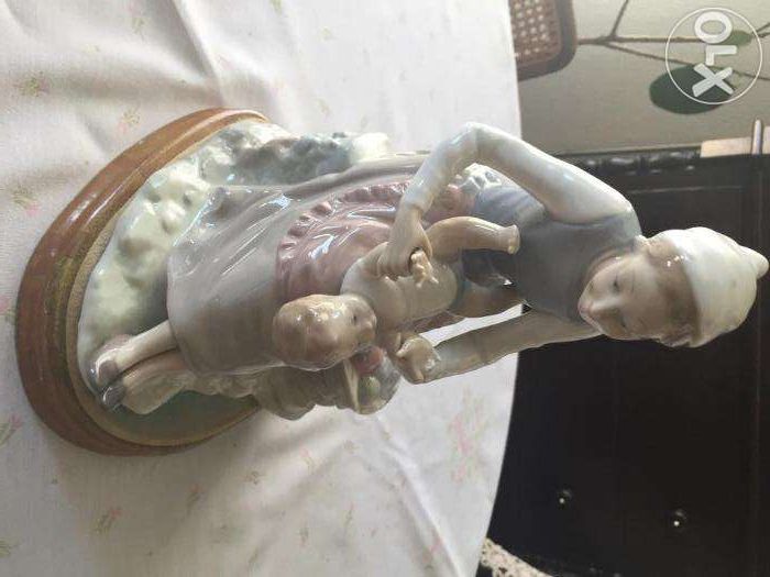 Estatueta de porcelana (mulher com um menino ao colo)