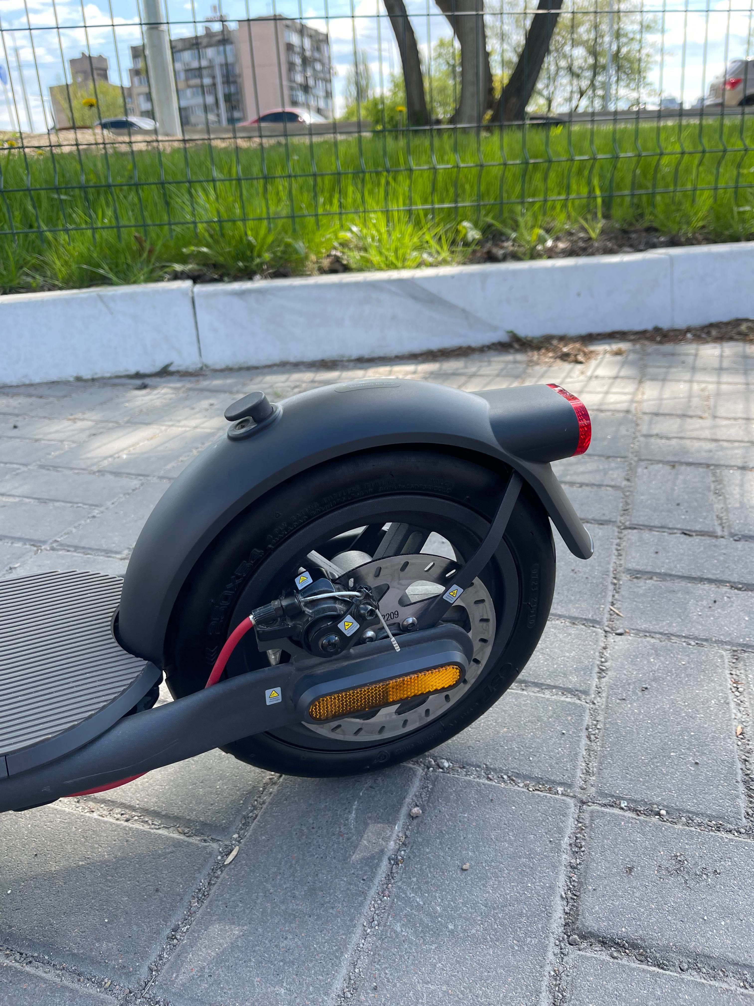 Електросамокат Xiaomi Mi Electric Scooter 4