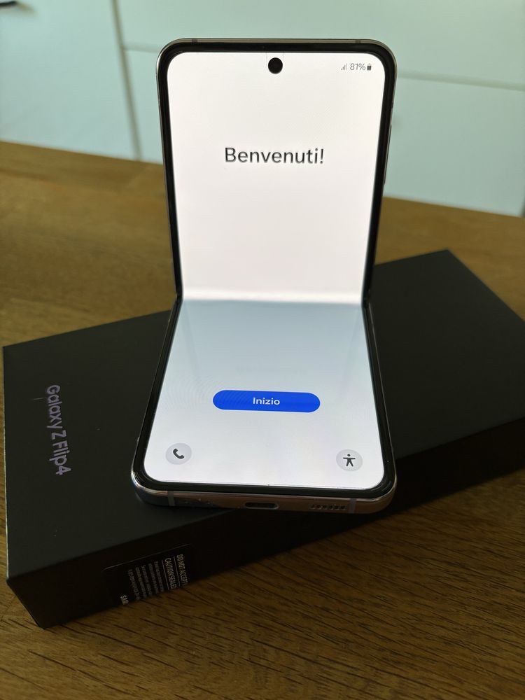 Samsung Galaxy Z Flip4 + Galaxy Watch4