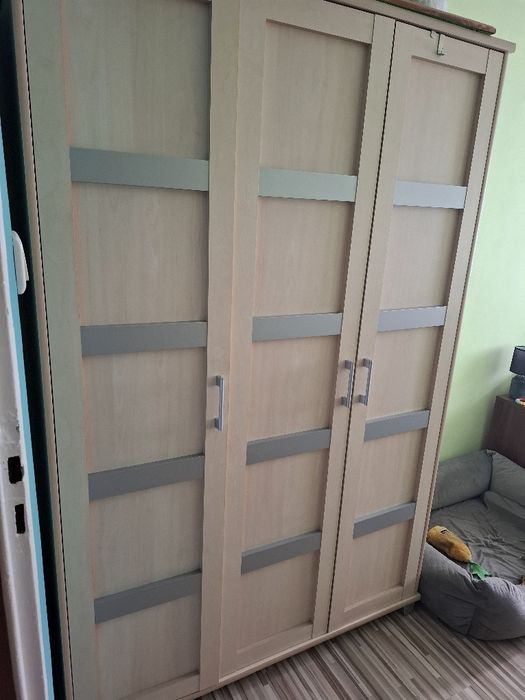 Jasna, ładna szafa trzydrzwiowa