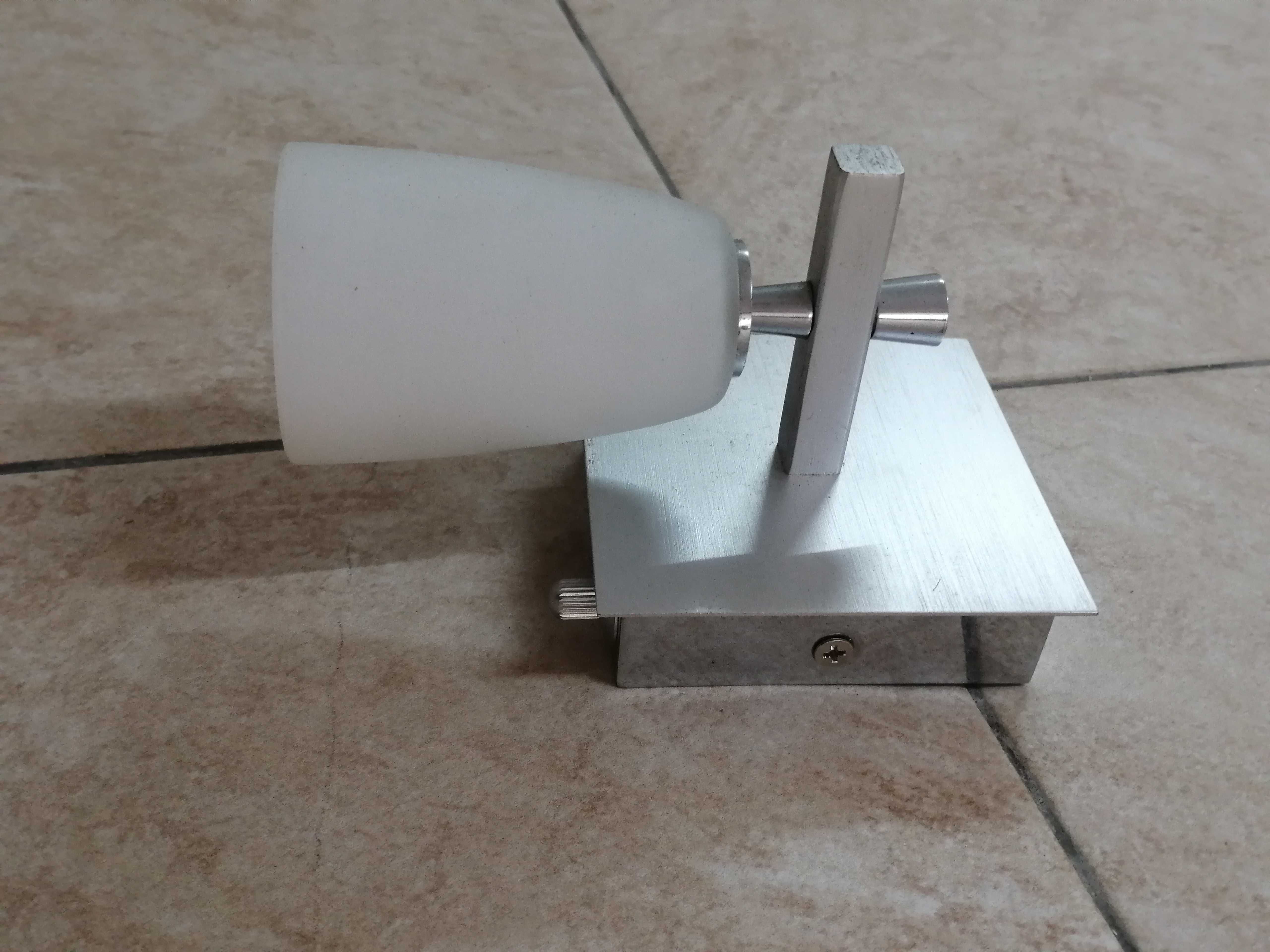 Candeeiro com regulação da intensidade da luz