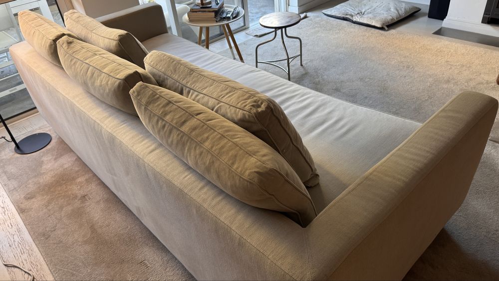 Sofa  de  sala em muito bom estado , beige 3 almofadas.