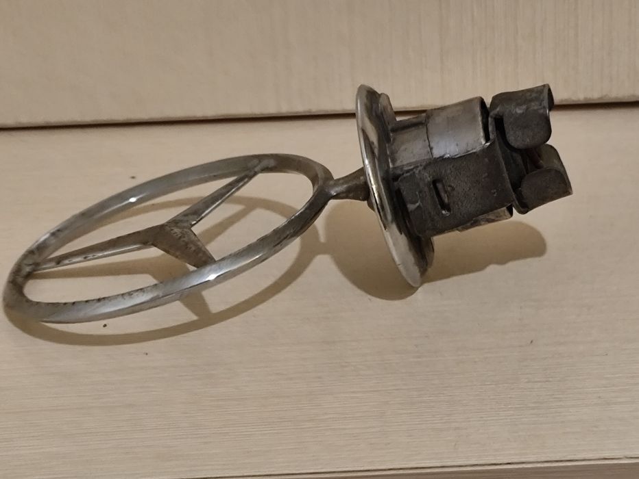 Значок Mersedes на капот