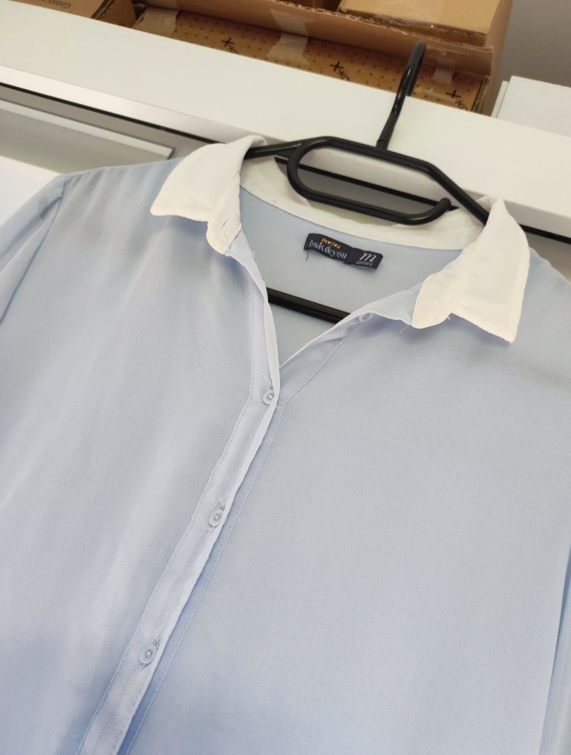 Niebieska damska elegancka koszula z białym kołnierzem Bershka S/M