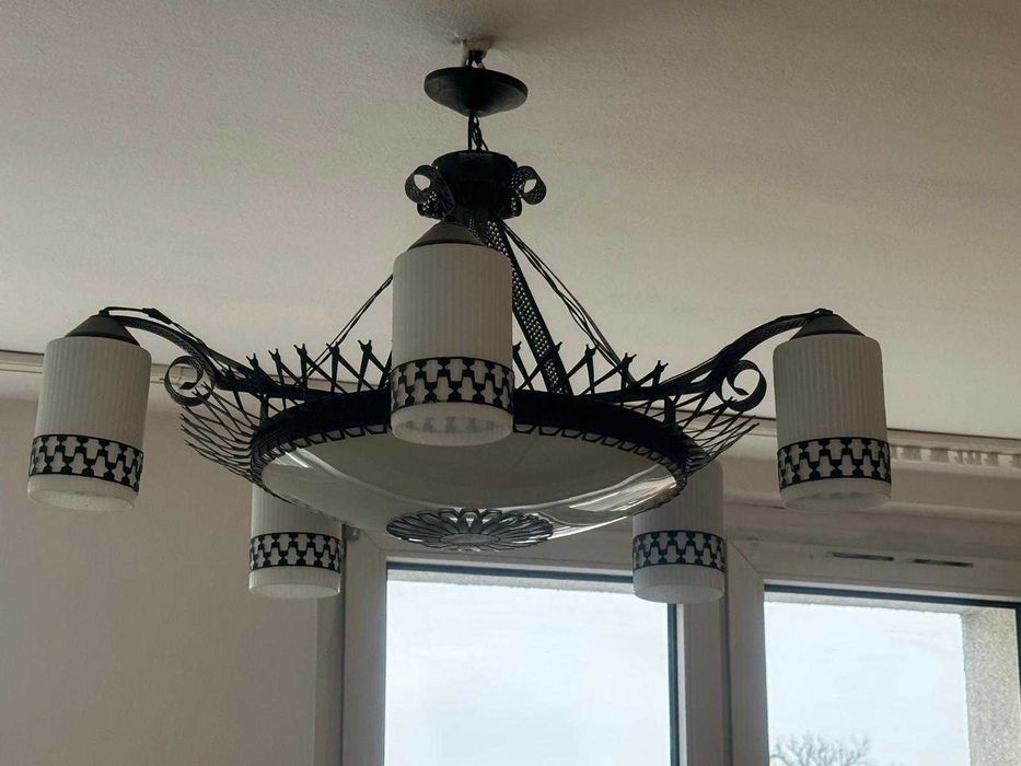 Piękny duży stylowy żyrandol wraz z kinkietem