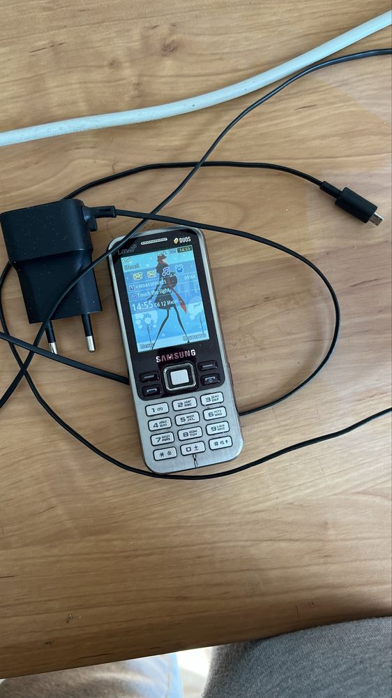 Кнопочний телефон Samsung,