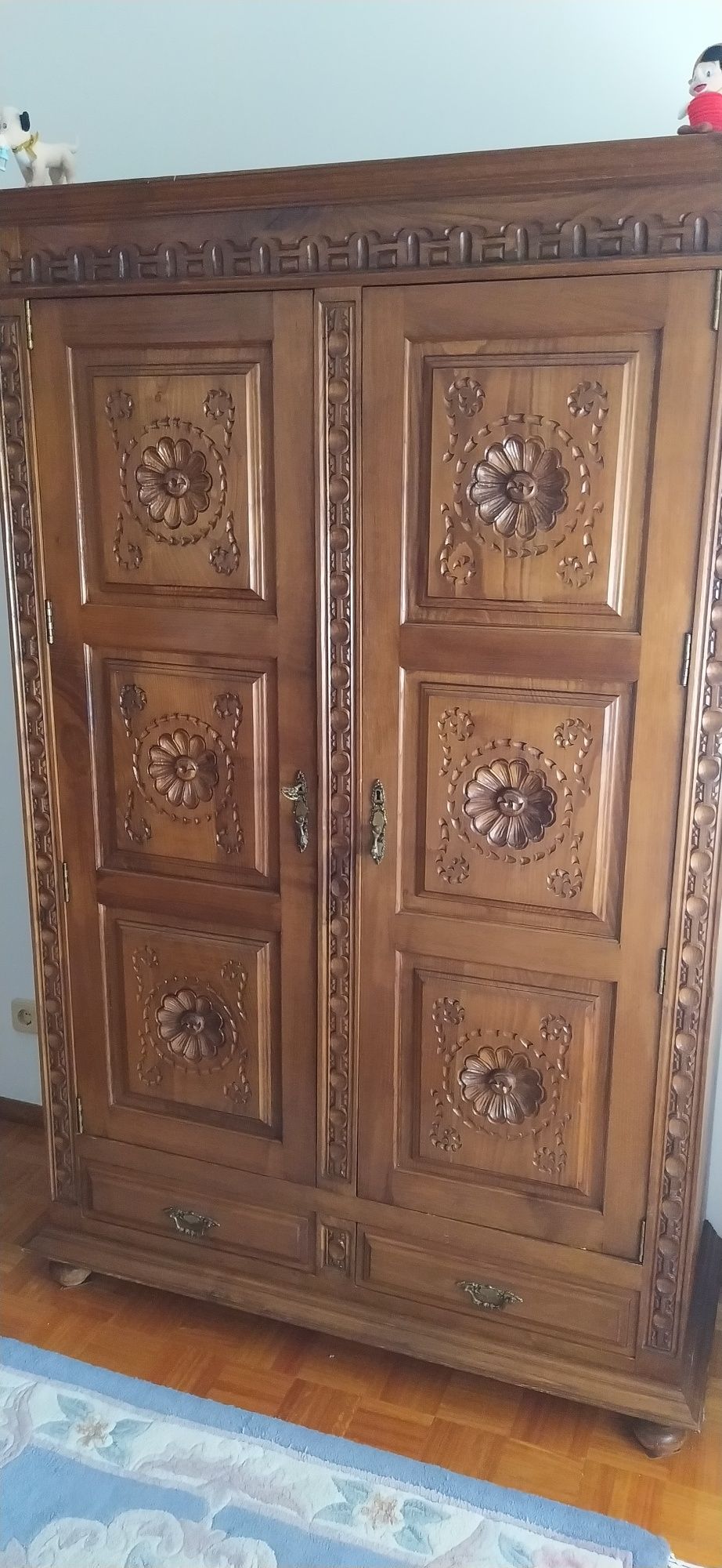 Mobília de quarto de solteiro e m castanho maciça.