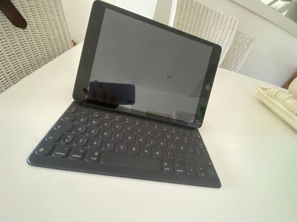 iPad 8th Generation 32gb com Apple Smart Keyboard
