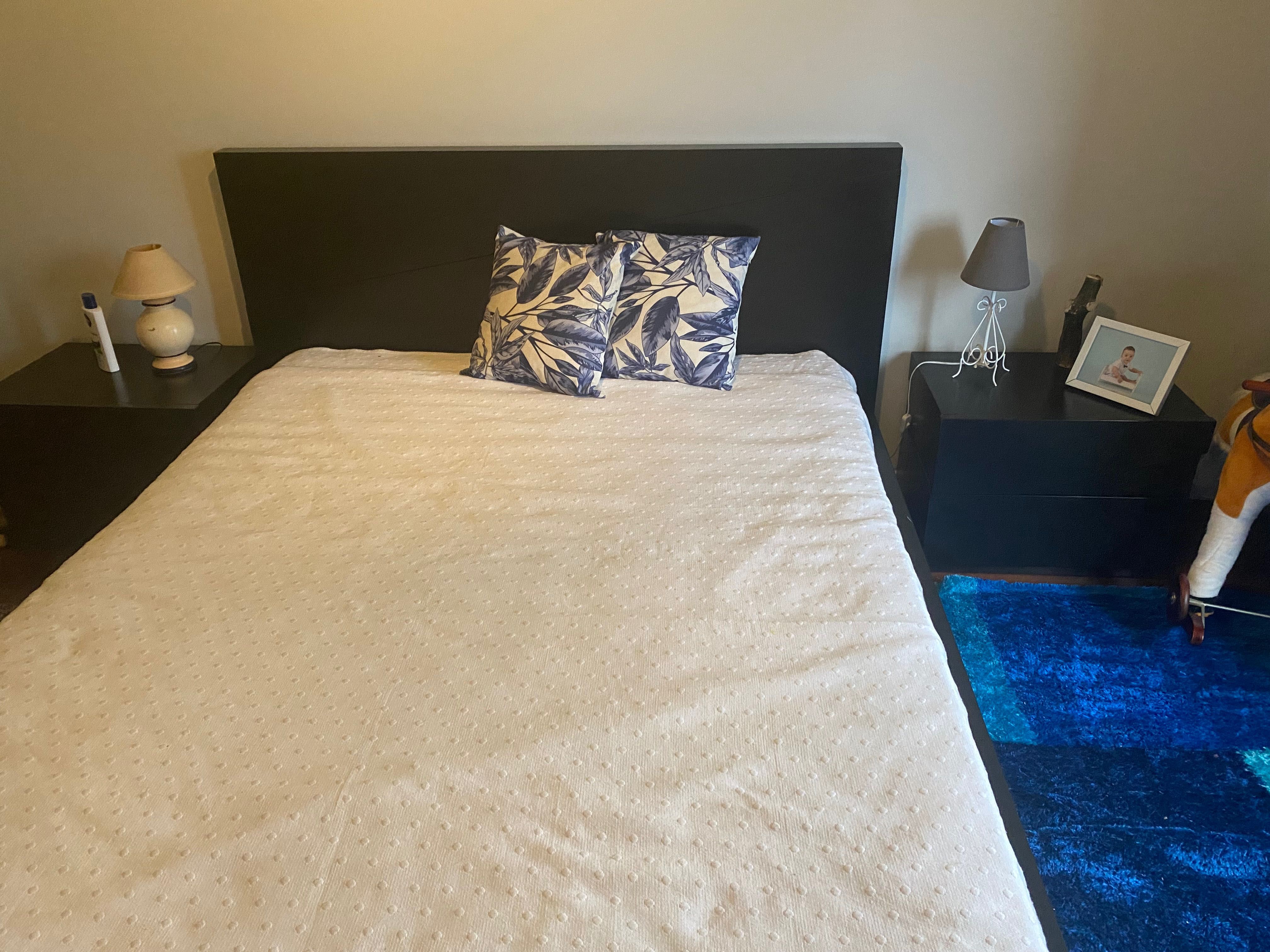 Cama de casal em excelente estado sem riscos muito estimada .
