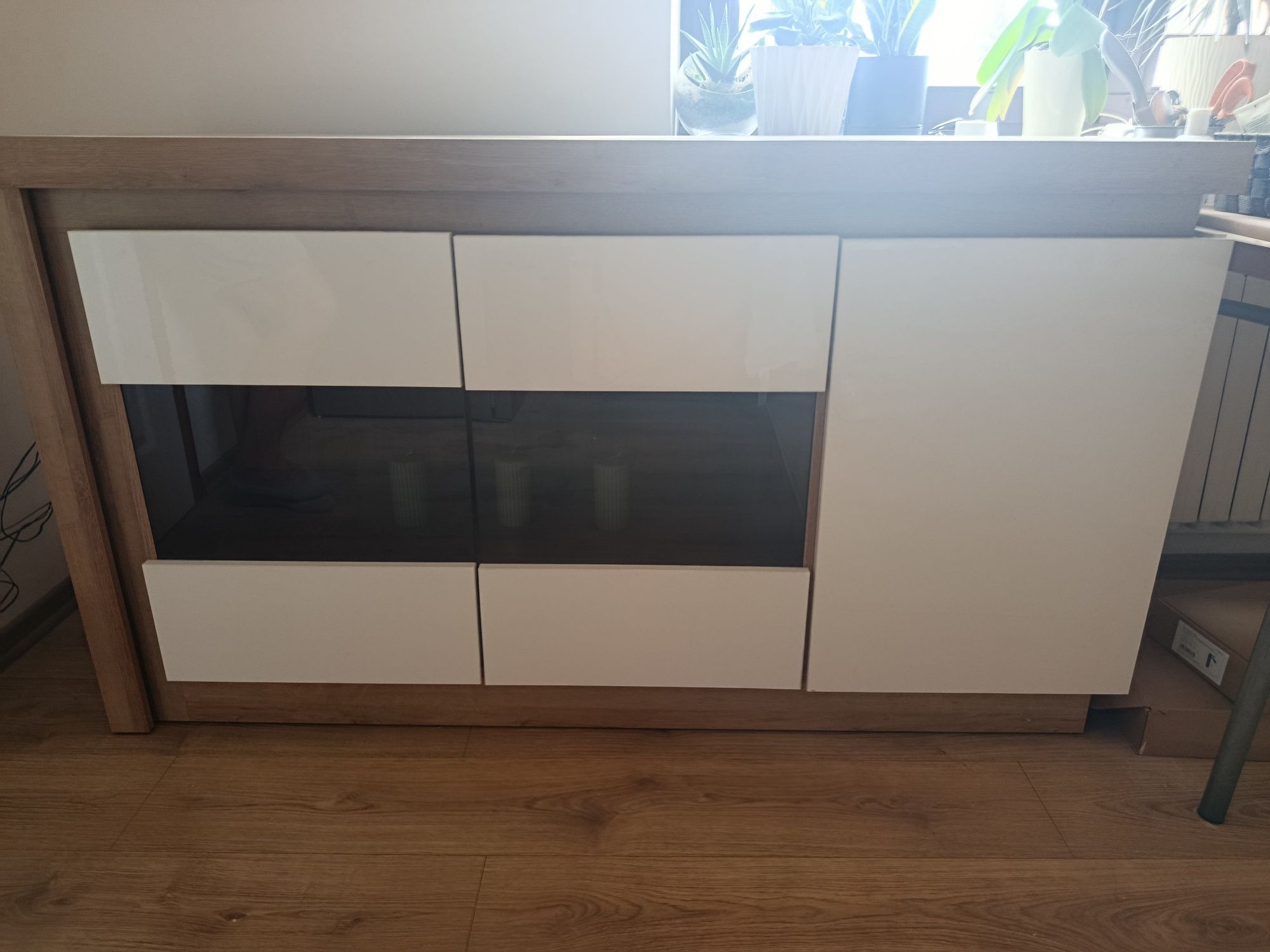 Komoda z oświetleniem LED