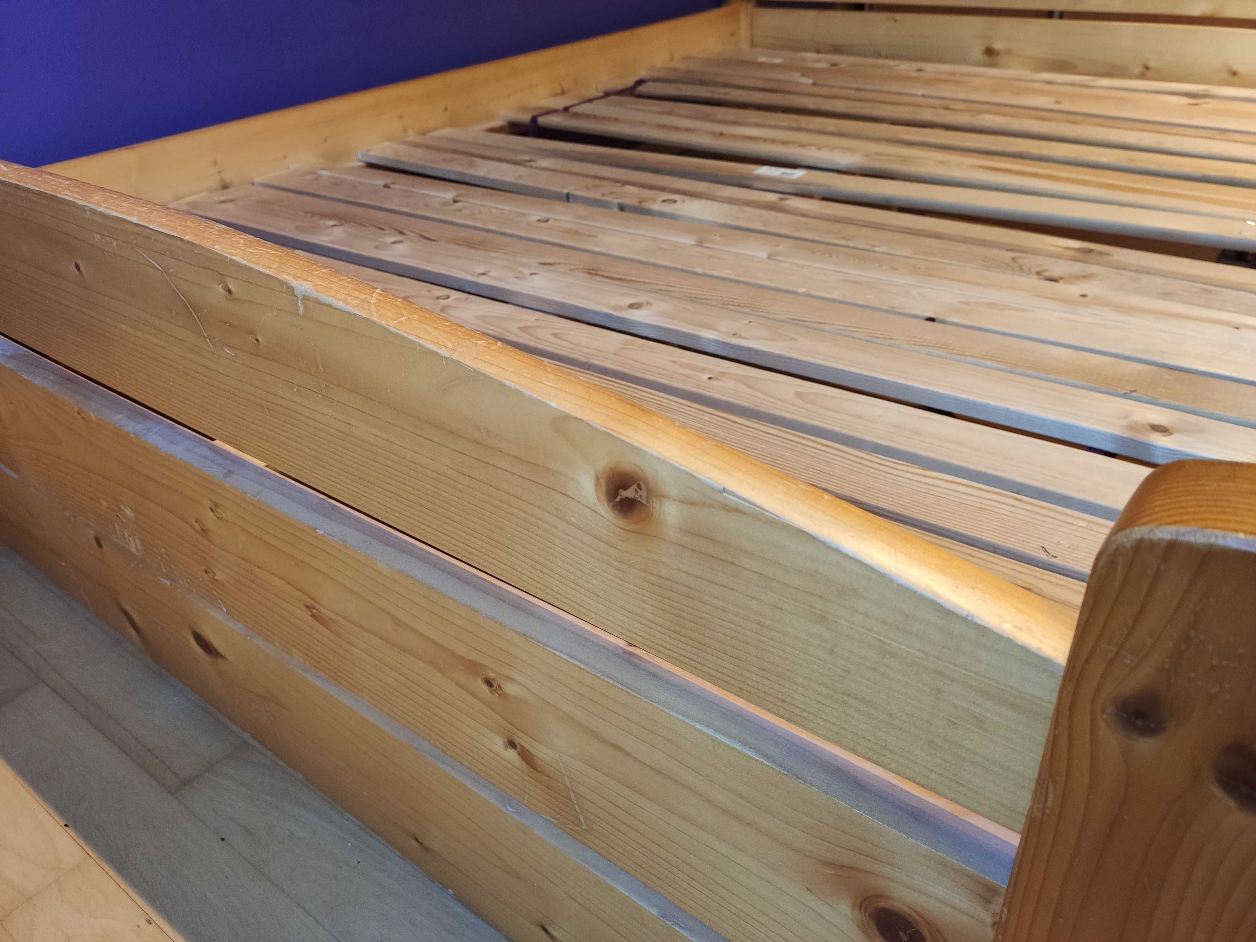 Drewniane łóżko.