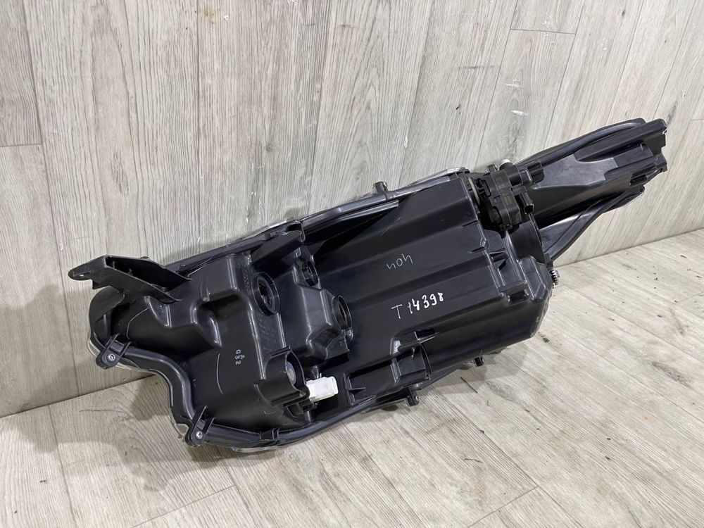 Фара передняя правая Toyota Yaris 4 [ 2020 2021 2022 2023 г.]