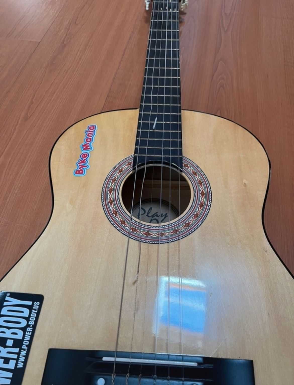 Guitarra da "Play On" com suporte tripé e capa protetora