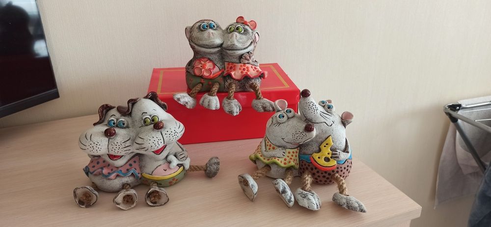 Керамічні статуетки.