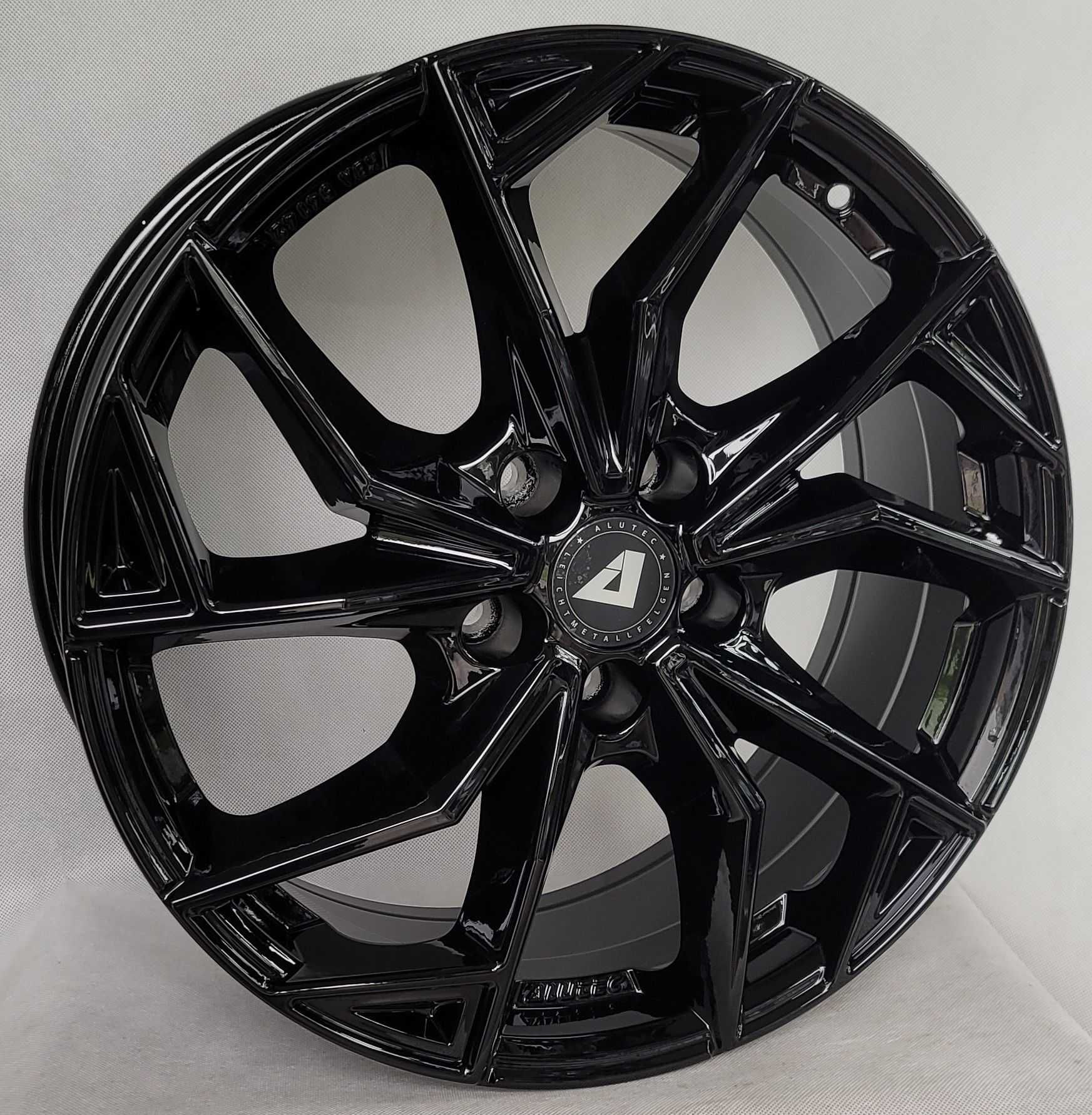 Felgi Alutec 17 Seat Ateca Leon Skoda Karoq Superb 3 VW TRoc Passat B8