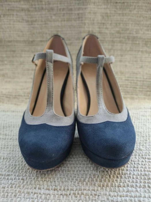 Sapatos de salto azuis e cinza elegantes, formato T