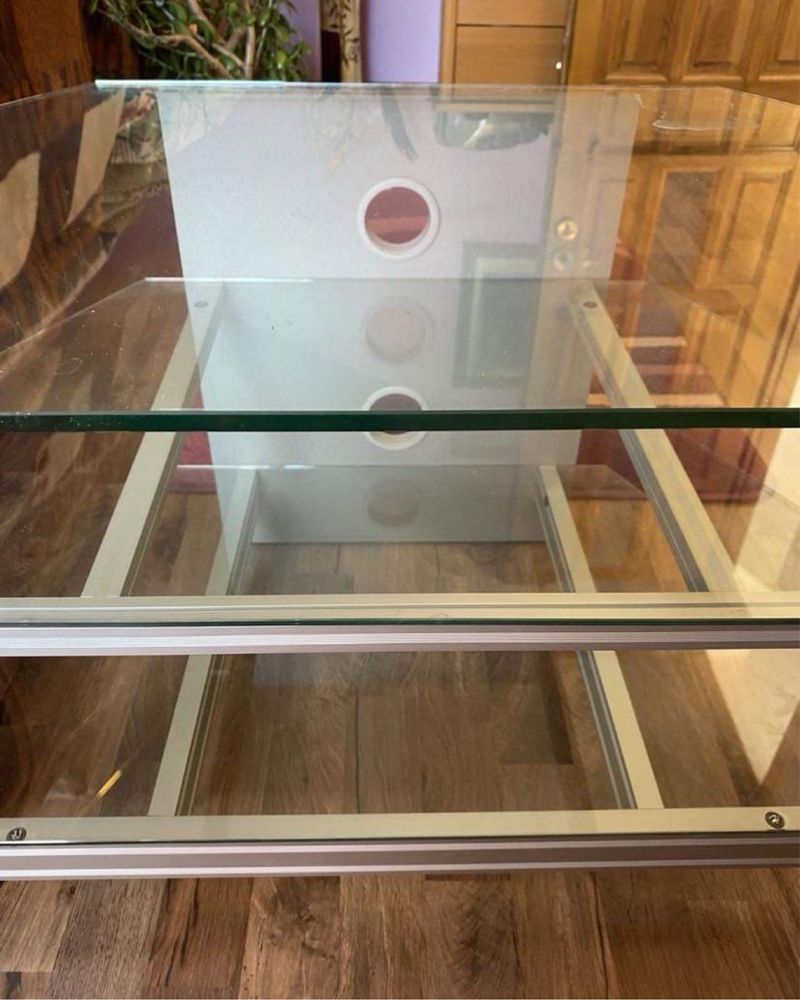 Szklany stolik pod telewzior