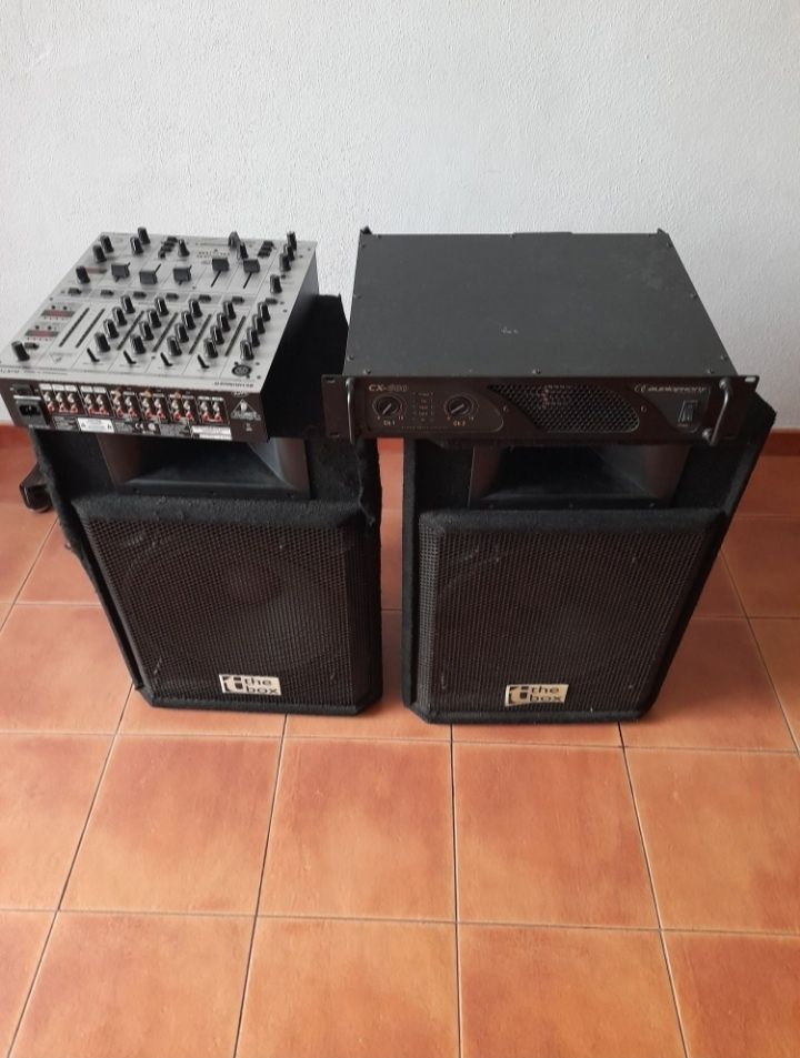 Mesa + colunas + amplificador 550€