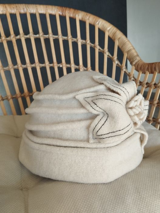 Nakrycie głowy z dekoracyjnym kwiatem, 100% wełna, kremowy Something&S