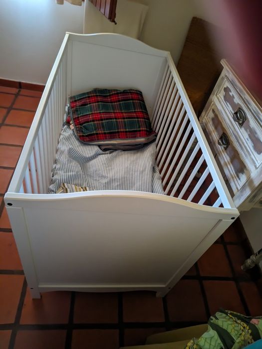 Berço e colchão Ikea