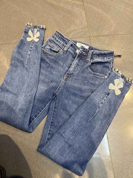 Spodnie jeansowe xs wysoki stan niebieskie kokardki cekiny 34