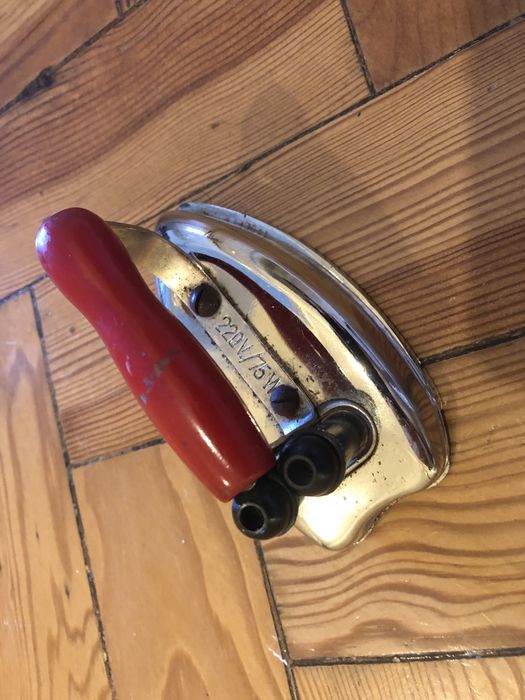 Ferro de engomar de viagem antigo