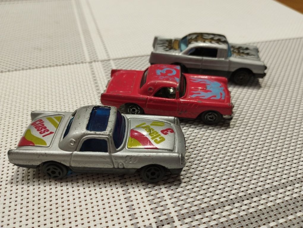 Trzy samochody zabawki