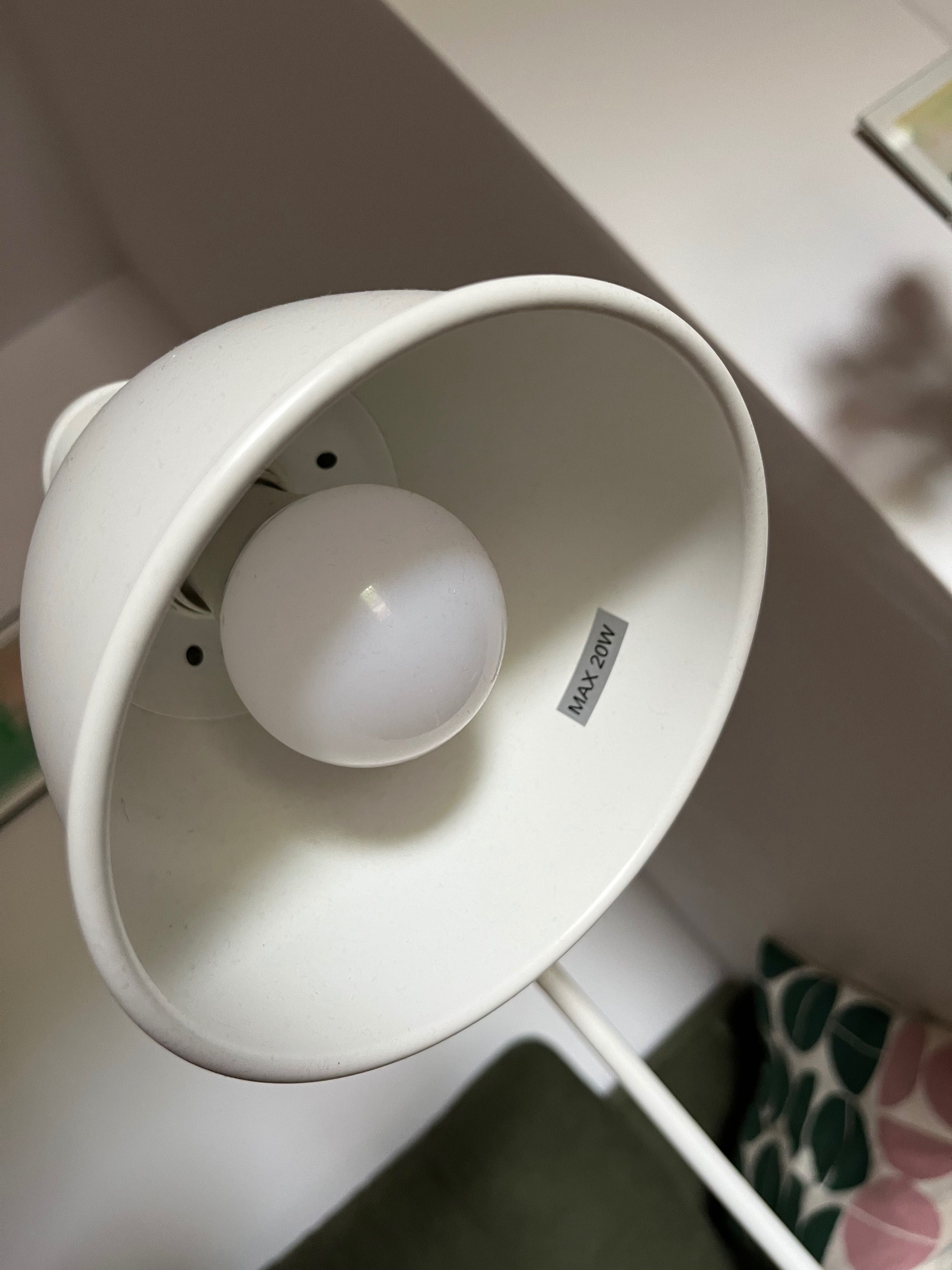 Lampa stojąca podłogowa biała