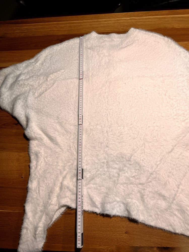 Śmietankowy sweter włochaty oversize