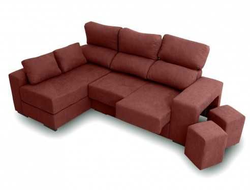 Sofa com dois puffs e arrumação