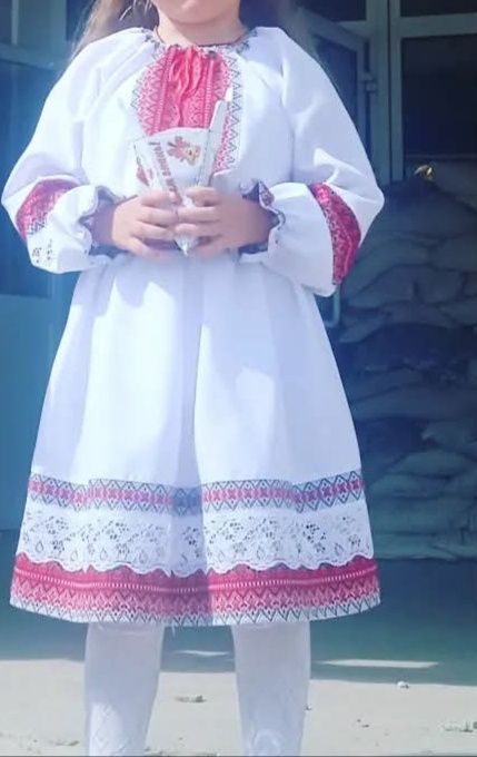 Вишитий костюм для дівчинки