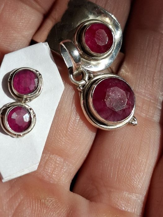 Komplet z rubinem naturalnym.
