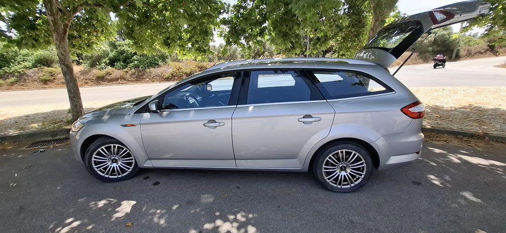 Ford Mondeo de 2008 com 199 000 km.