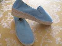 Sapatos de pêlo azul claro Bimba e Lola