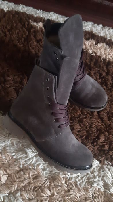 Новые замшевые зимние ботинки.