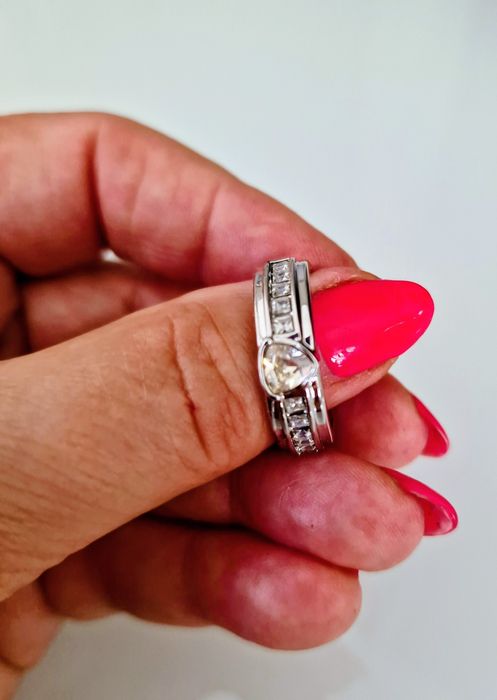 Pierścionek z białymi kamieniami