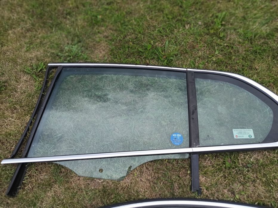 Skoda Superb szyby boczne przednia i tylna lewa strona