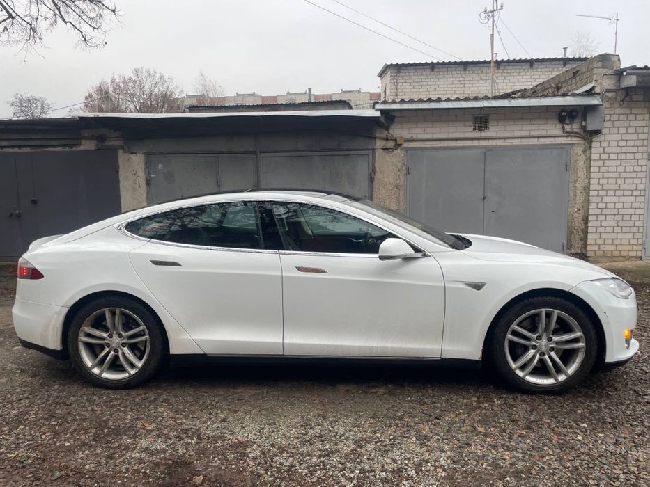 Tesla Model S 2013 год выпуска 60KB пневмо срочно!