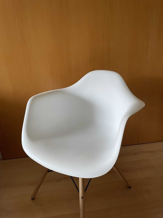 Cadeira branca com braços