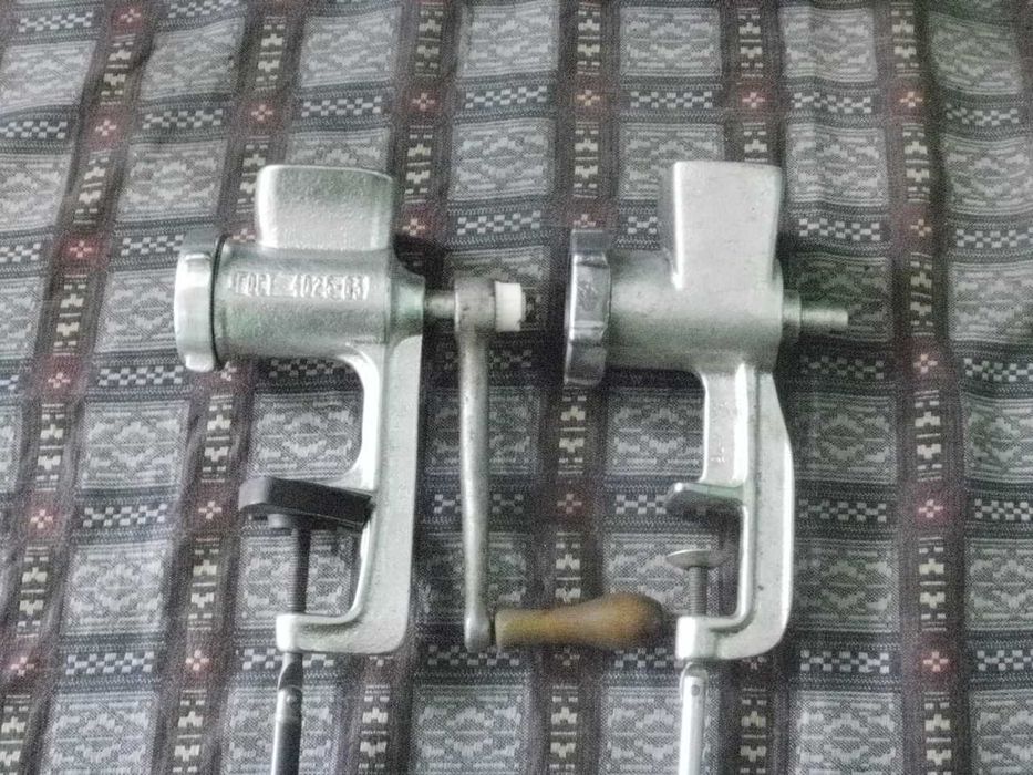 Терміново М'ясорубка ручна ще радянська та ще одна така.На запчастини.