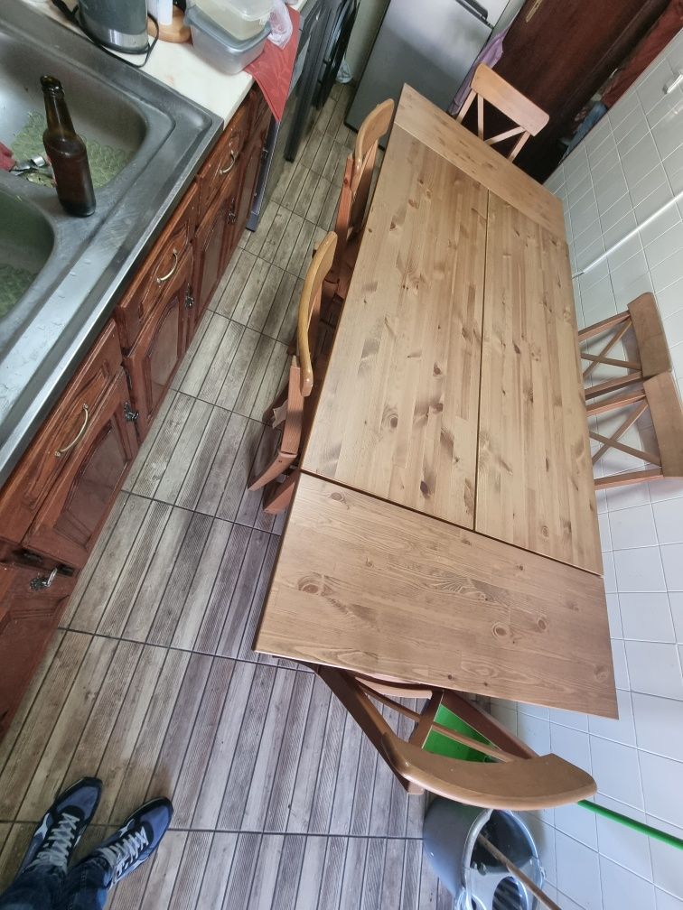 Mesa de madeira com 6 cadeiras